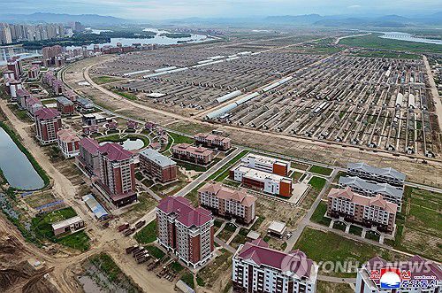 북한 김정은, 신의주 온실농장·제방공사 현장 시찰(평양 조선중앙통신=연합뉴스) 김정은 북한 국무위원장이 지난 1일 위화도온실종합농장 건설장과 신의주시, 의주군의 섬지구 영구화 제방공사장을 현지지도 했다고 조선중앙통신이 2일 보도했다. 2025.8.2      [국내에서만 사용가능. 재배포 금지. For Use Only in the Republic of Korea. No Redistribution] nkphoto@yna.co.kr