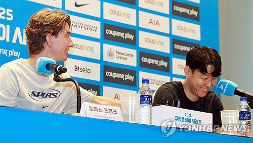 손흥민 등 두두리는 토마스 프랑크 감독(서울=연합뉴스) 신현우 기자 = 잉글랜드 프로축구 토트넘 토마스 프랑크 감독이 2일 서울 영등포구 IFC 더포럼에서 열린 2025 쿠팡플레이 시리즈 기자회견에 참석해 취재진 질문에 답하며 손흥민 등을 두드리고 있다.     이날 손흥민은 기자회견에 앞서 별도의 발언을 통해 "올여름 팀을 떠나기로 결정했다"고 발표했다. 2025.8.2 nowwego@yna.co.kr