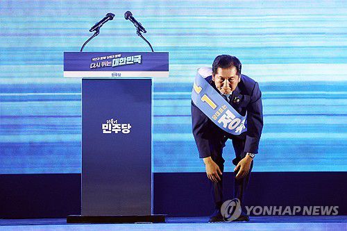 큰절하는 정청래 당대표 후보(고양=연합뉴스) 김주성 기자 = 더불어민주당 정청래 당대표 후보가 2일 고양 킨텍스에서 열린 전국당원대회에서 정견발표를 한 뒤 큰절을 하고 있다. 2025.8.2 utzza@yna.co.kr