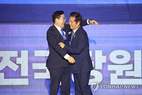 이재명 정부와 함께할 첫 당대표에 정청래 당선(고양=연합뉴스) 김주성 기자 = 더불어민주당 정청래 신임 당대표가 2일 고양 킨텍스에서 열린 전국당원대회에서 당대표로 선출된 뒤 박찬대 후보와 포옹하고 있다. 2025.8.2 utzza@yna.co.kr