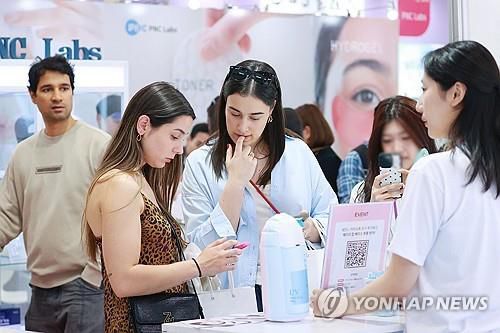인기 많은 K뷰티(서울=연합뉴스) 진연수 기자 = 28일 서울 강남구 코엑스에서 열린 2025 서울국제화장품미용산업박람회 및 국제건강산업박람회를 찾은 외국인 관람객들이 제품을 살펴보고 있다. 2025.5.28     jin90@yna.co.kr