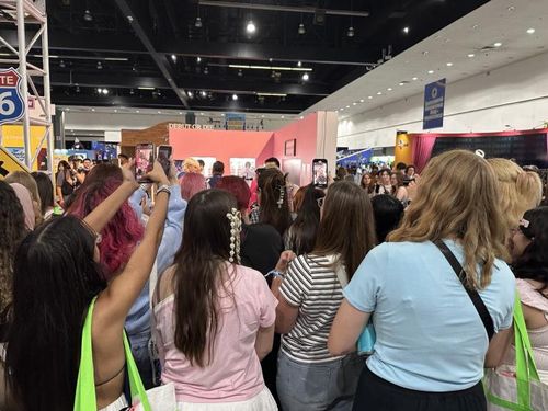 LA 케이콘 행사장 내 팬들의 열기(로스앤젤레스=연합뉴스) 임미나 특파원 = 지난 1일(현지시간) 미국 로스앤젤레스(LA) 컨벤션센터의 '케이콘(KCON) LA 2025' 행사장에서 K팝 팬 브리트니 퀴글리 씨 가족과 다른 팬들이 피원하모니가 참석한 행사를 지켜보고 있다. 2025.8.3 mina@yna.co.kr