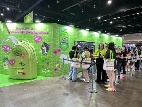 LA 케이콘 행사장에서 CJ올리브영 부스 앞에 대기 중인 방문객들 (로스앤젤레스=연합뉴스) 임미나 특파원 = 지난 1일(현지시간) 미국 로스앤젤레스(LA) 컨벤션센터의 '케이콘(KCON) LA 2025' 행사장에서 방문객들이 CJ올리브영 부스 앞에서 입장하기 위해 대기 중이다. 2025.8.3 mina@yna.co.kr