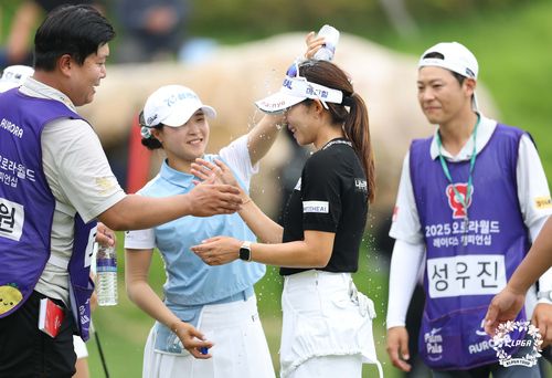 우승 축하를 받는 배소현(검은색 상의)[KLPGA 제공. 재판매 및 DB 금지]