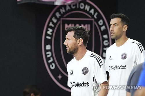 메시(왼쪽)와 부스케츠[AP=연합뉴스]