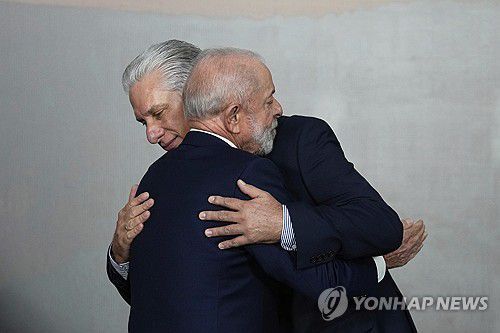 지난달 브릭스(BRICS) 정상회의서 만난 브라질-쿠바 정상[AP 연합뉴스 자료사진. 재판매 및 DB 금지]