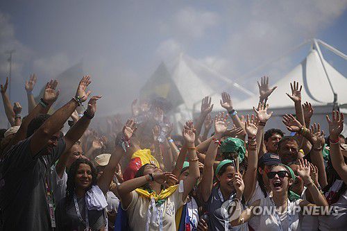 젊은이의 희년 참석자들[AP 연합뉴스 재판매 및 DB 금지]