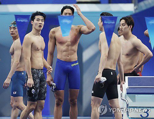 항저우 아시안게임에서 은메달을 딸 때의 한국 남자 혼계영 400m 대표팀.[연합뉴스 자료사진]