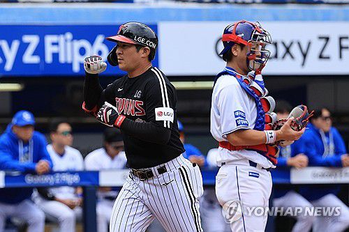 오지환 솔로홈런(대구=연합뉴스) 신현우 기자 = 13일 대구 삼성라이온즈파크에서 열린 2024 신한 SOL뱅크 KBO 포스트시즌 플레이오프 1차전 LG 트윈스와 삼성 라이온즈의 경기. 4회초 2사 LG 오지환이 솔로 홈런을 친 뒤 기뻐하고 있다. 2024.10.13 nowwego@yna.co.kr