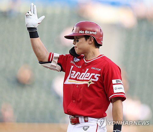 정준재 '적시타, 빵야!'(서울=연합뉴스) 김도훈 기자 = 11일 서울 잠실야구장에서 열린 프로야구 2025 신한 SOL 뱅크 KBO리그 SSG 랜더스와 LG 트윈스의 경기. 2회초 2사 2,3루 SSG 정준재가 1타점 적시타를 쳐낸 뒤 세리머니를 하고 있다. 2025.6.11 superdoo82@yna.co.kr