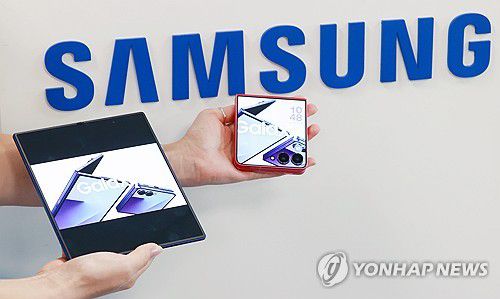 더 얇고 가벼워진 삼성 갤럭시 Z 폴드7·플립7(서울=연합뉴스) 진연수 기자 = 10일 서울 중구 삼성전자 기자실에서 열린 삼성전자 갤럭시 신제품 미디어 브리핑에서 관계자가 신형 폴더블 스마트폰 갤럭시 Z 폴드7 및 플립7을 소개하고 있다. 2025.7.10 jin90@yna.co.kr