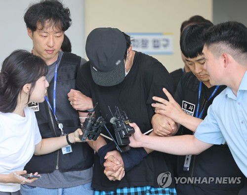 울산 스토킹 살인미수 피의자 구속심사(울산=연합뉴스) 장지현 기자 = 울산의 한 병원 주차장에서 20대 여성에게 흉기를 휘둘러 살해를 시도한 혐의(살인미수)로 경찰에 체포된 30대 남성 A씨가 30일 오후 울산지방법원에서 열리는 구속 전 피의자 심문(영장실질심사)에 출석하기 위해 호송차로 이동하고 있다. 2025.7.30 jjang23@yna.co.kr