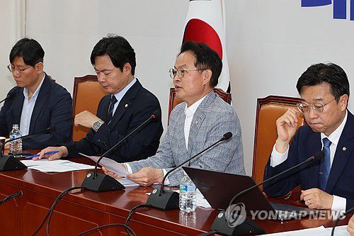 노조법 2·3조 개정 설명하는 허영 원내정책수석(서울=연합뉴스) 김주성 기자 = 더불어민주당 허영 원내정책수석이 3일 서울 여의도 국회에서 열린 노조법 2·3조 개정 관련 기자간담회에서 발언하고 있다.      왼쪽부터 정홍준 서울과학기술대 교수, 김현정 원내대변인, 허영 원내정책수석, 이용우 원내부대표. 2025.8.3 utzza@yna.co.kr