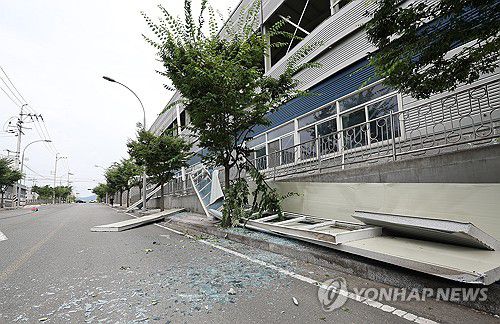 영천 공장 화재 폭발로 부서진 인근 공장(영천=연합뉴스) 윤관식 기자 = 3일 경북 영천시 금호읍 구암리 채신공단 내 화장품 원료 제조공장에서 불이 난 가운데 폭발 여파로 인근 공장이 부서져 있다. 2025.8.3 psik@yna.co.kr