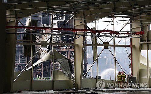 영천 화장품 공장 진화 중인 소방대원(영천=연합뉴스) 윤관식 기자 = 3일 경북 영천시 금호읍 구암리 채신공단 내 화장품 원료 제조공장에서 불이 난 가운데 소방대원이 폭발 여파로 부서진 인근 공장에서 진화 작업을 하고 있다. 2025.8.3 psik@yna.co.kr