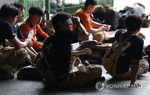 얼음물로 휴식(영천=연합뉴스) 윤관식 기자 = 3일 경북 영천시 금호읍 구암리 채신공단 내 화장품 원료 제조공장에서 불이 난 가운데 한 소방대원이 얼음물을 얼굴에 대며 더위를 식히고 있다. 2025.8.3 psik@yna.co.kr