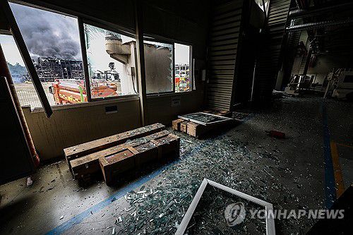 폭발의 여파(영천=연합뉴스) 윤관식 기자 = 3일 경북 영천시 금호읍 구암리 채신공단 내 화장품 원료 제조공장에서 불이 난 가운데 폭발 여파로 인근 공장이 부서져 있다. 2025.8.3 psik@yna.co.kr