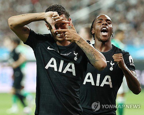 브레넌 존슨 '찰칵 세리머니는 계속된다'(서울=연합뉴스) 김성민 기자 = 3일 서울월드컵경기장에서 열린 2025 쿠팡플레이 시리즈 토트넘 홋스퍼와 뉴캐슬 유나이티드의 경기. 토트넘 브레넌 존슨이 선취골을 넣은 뒤 손흥민의 '찰칵' 세리머니를 하고 있다. 2025.8.3 superdoo82@yna.co.kr