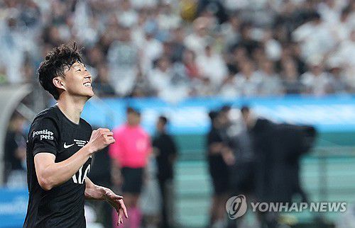 아쉬워하는 손흥민(서울=연합뉴스) 서대연 기자 = 3일 서울월드컵경기장에서 열린 2025 쿠팡플레이 시리즈 토트넘 홋스퍼와 뉴캐슬 유나이티드의 경기. 토트넘 손흥민이 슛이 빗나가자 아쉬워하고 있다. 2025.8.3 dwise@yna.co.kr