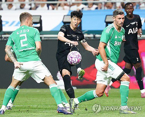 뉴캐슬 수비 사이로 크로스 올리는 손흥민(서울=연합뉴스) 김성민 기자 = 3일 서울월드컵경기장에서 열린 2025 쿠팡플레이 시리즈 토트넘 홋스퍼와 뉴캐슬 유나이티드의 경기. 토트넘 손흥민이 뉴캐슬 선수들 사이로 크로스를 올리고 있다. 2025.8.3 ksm7976@yna.co.kr