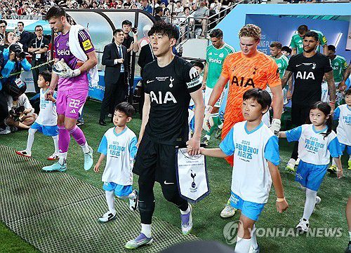 토트넘 고별전 입장하는 손흥민(서울=연합뉴스) 서대연 기자 = 올여름 팀을 떠나기로 한 토트넘 홋스퍼 손흥민이 3일 서울월드컵경기장에서 열린 2025 쿠팡플레이 시리즈 뉴캐슬 유나이티드와의 친선경기를 위해 경기장에 입장하고 있다.2025.8.3 dwise@yna.co.kr