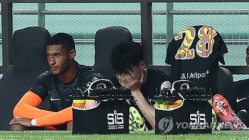 눈물 흘리는 손흥민(서울=연합뉴스) 김성민 기자 = 3일 서울월드컵경기장에서 열린 2025 쿠팡플레이 시리즈 토트넘 홋스퍼와 뉴캐슬 유나이티드의 경기. 토트넘 손흥민이 교체 아웃된 뒤 벤치에서 눈물을 흘리고 있다. 2025.8.3 ksm7976@yna.co.kr