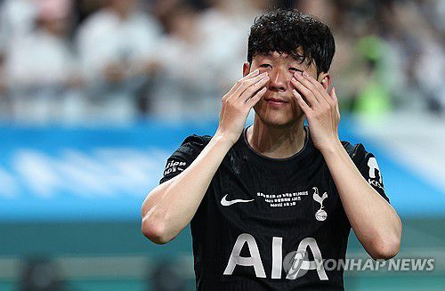 눈물 흘리는 손흥민(서울=연합뉴스) 김성민 기자 = 올여름 팀을 떠나기로 한 토트넘 홋스퍼 손흥민이 3일 서울월드컵경기장에서 열린 2025 쿠팡플레이 시리즈 뉴캐슬 유나이티드와의 친선경기가 끝난 뒤 눈물을 흘리고 있다.      2015년 8월 토트넘으로 이적한 손흥민은 2021-2022시즌 리그 득점왕에 오르고 2024-2025시즌엔 유럽축구연맹(UEFA) 유로파리그 우승을 이끄는 등 10년간 활약했다. 손흥민은 전날 기자회견을 통해 올여름 팀을 떠난다고 발표했다. 2025.8.3 ksm7976@yna.co.kr