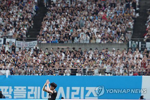 10년의 여정 마무리하는 손흥민(서울=연합뉴스) 서대연 기자 = 올여름 팀을 떠나기로 한 토트넘 홋스퍼 손흥민이 3일 서울월드컵경기장에서 열린 2025 쿠팡플레이 시리즈 뉴캐슬 유나이티드와의 친선경기에서 교체되며 관중에게 박수를 보내고 있다. 2025.8.3 dwise@yna.co.kr