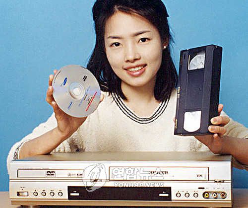 DVD 플레이어와 비디오테이프레코더(VTR) 복합 재생기(삼성전자)[연합뉴스 자료사진]