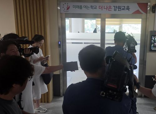 교육감실 앞 대기하는 취재진[촬영 양지웅]