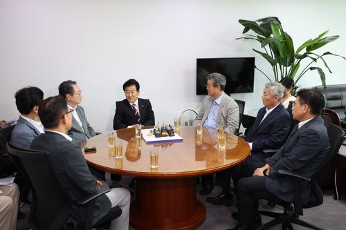 정동영 통일부 장관, 남북협력민간단체협의회 면담(서울=연합뉴스) 정동영 통일부 장관은 4일 국회의원회관에서 남북협력민간단체협의회(북민협) 회장단과 면담을 가졌다. 2025.8.4 [통일부 제공]