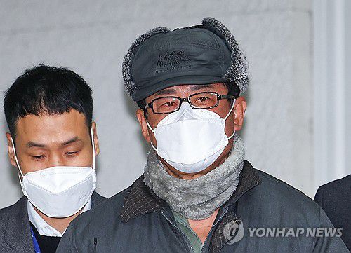 '계엄 모의' 검찰 송치되는 노상원 전 정보사령관(서울=연합뉴스) 서대연 기자 =  '12·3 비상계엄' 기획에 관여한 혐의로 구속된 노상원 전 국군정보사령관이 24일 오전 서울 은평구 서울서부경찰서에서 검찰로 송치되고 있다. 2024.12.24 dwise@yna.co.kr