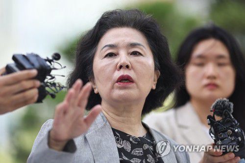 김영선 전 의원, 민중기 특검 출석(서울=연합뉴스) 윤동진 기자 = 국민의힘 김영선 전 의원이 4일 서울 종로구 KT광화문빌딩 웨스트에 위치한 민중기 특별검사팀에 출석하며 취재진의 질문에 답하고 있다. 2025.8.4 mon@yna.co.kr