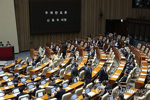 방송3법 무제한 토론 돌입한 국민의힘(서울=연합뉴스) 류영석 기자 = 4일 국회 본회의에서 국민의힘 의원들이 '방송3법(방송법·방송문화진흥회법·한국교육방송공사법 개정안)' 상정과 관련한 신동욱 의원의 무제한토론(필리버스터) 발언을 듣고 있다. 2025.8.4 ondol@yna.co.kr