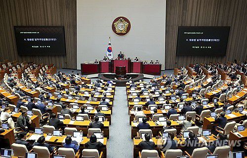 방송법 상정하는 우원식 의장(서울=연합뉴스) 류영석 기자 = 우원식 국회의장이 4일 국회 본회의에서 '방송3법(방송법·방송문화진흥회법·한국교육방송공사법 개정안)' 중 방송법 일부개정법률안을 상정하고 있다. 2025.8.4 ondol@yna.co.kr