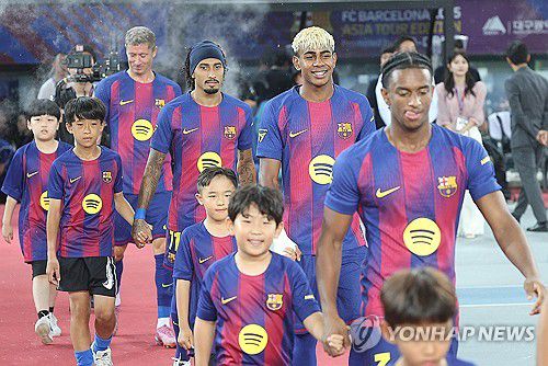 대구스타디움 들어서는 FC바르셀로나 선수단(대구=연합뉴스) 윤관식 기자 = 4일 대구스타디움에서 열린 FC바르셀로나 2025 아시아투어 에디션 대구FC와 FC바르셀로나의 경기. FC바르셀로나 선수단이 경기장에 입장하고 있다. 2025.8.4 psik@yna.co.kr