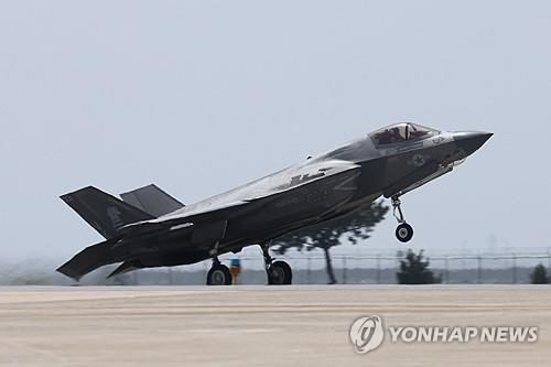 이륙하는 미해병대 F-35B 스텔스 전투기(서울=연합뉴스) 19일 전북 군산 공군기지에서 열린 '2024년 연합편대군 종합훈련(KFT·Korea Flying Training)'에서 미해병대 F-35B 스텔스 전투기가 힘차게 이륙하고 있다. 2024.4.19 [국방일보 제공. 재판매 및 DB 금지] photo@yna.co.kr