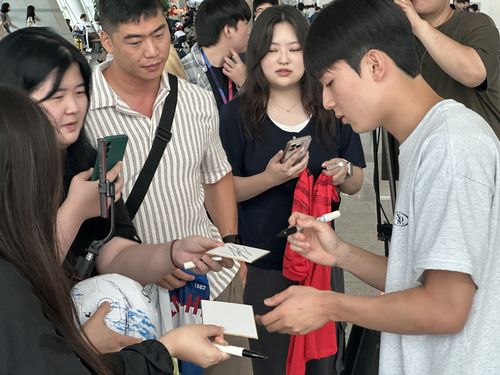 사인해주는 양민혁[촬영=안홍석]