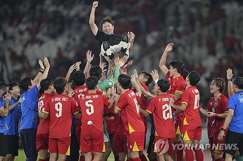 헹가래 받는 김상식 감독[AP=연합뉴스]