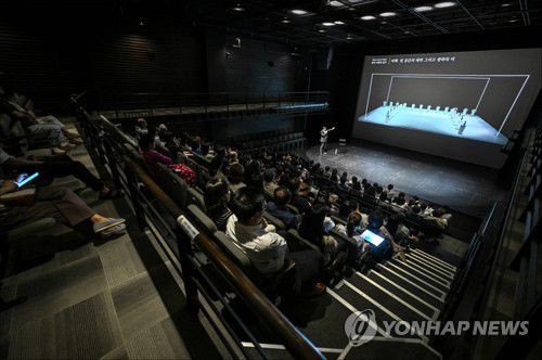 '외국인의 시선으로 본 한국 미학과 일무' 주제로 강연 중인 마크 테토(서울=연합뉴스) 마크 테토 TCK인베스트먼트 대표이사가 4일 세종문화회관 S씨어터에서 '외국인의 시선으로 본 한국 미학과 일무'를 주제로 강연하고 있다. 2025.08.04 [세종문화회관 제공. 재판매 및 DB 금지]