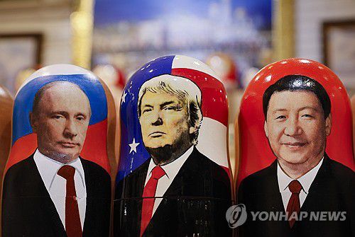 트럼프-시진핑-푸틴 얼굴 새긴 러 전통 인형[EPA 연합뉴스 자료사진 재판매 및 DB금지]