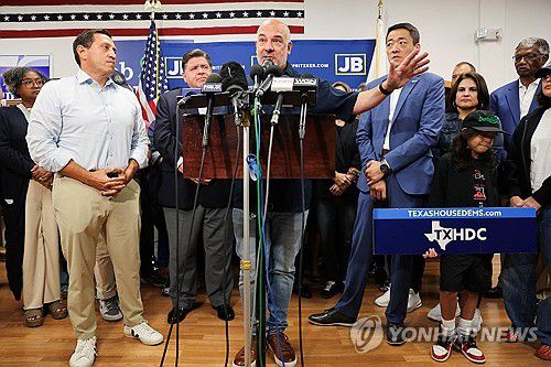 3일(현지시간) 미국 일리노이주에 도착해 기자회견하는 텍사스 주의회 크리스 터너 의원과 다른 민주당 의원들[로이터=연합뉴스. 재판매 및 DB 금지]