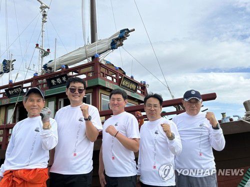"오사카까지 화이팅"(목포=연합뉴스) 김예나 기자 = 지난 21일 국립해양유산연구소 관계자들이 무사 항해를 기원하는 뱃고사를 지낸 뒤 기념사진을 찍고 있다.      과거 조선과 일본으로 오간 조선통신사들이 탄 배를 재현한 선박은 이달 28일 부산을 출항해 한일 국교 정상화 60주년을 맞는 올해 처음으로 일본 오사카까지 항해한다. 왼쪽 두 번째부터 강원춘 국립해양유산연구소 학예연구사, 김성원 선장, 홍순재 학예연구사. 2025.4.22 yes@yna.co.kr