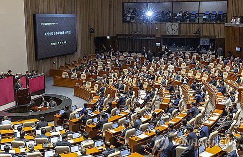방송3법 국회 본회의 상정(서울=연합뉴스) 황광모 기자 = 4일 국회 본회의에서 더불어민주당 한민수 의원이 방송법 일부 개정안에 대한 제안 설명을 하고 있다.      2025.8.4 hkmpooh@yna.co.kr