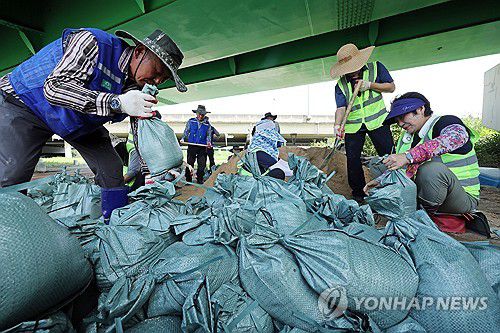 모래주머니 긴급 제작(광주=연합뉴스) 김혜인 기자 = 5일 오전 광주 북구 동림동 산동교친수공원 주차장에서 작업자들이 침수 예방에 사용할 모래주머니를 만들고 있다. 2025.8.5 in@yna.co.kr