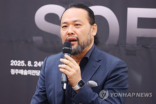 인사말 하는 사무엘 윤(서울=연합뉴스) 진연수 기자 = 성악가 사무엘 윤이 5일 서울 종로구 뮤지엄한미 삼청에서 열린 공연 '싱 로우 앤 소프트' 기자간담회에서 인사말을 하고 있다. 2025.8.5 jin90@yna.co.kr