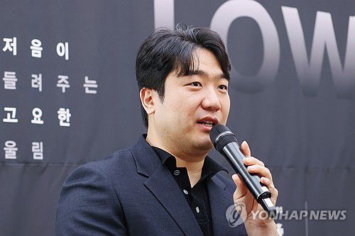 '싱 로우 앤 소프트' 참여하는 바리톤 김기훈(서울=연합뉴스) 진연수 기자 = 성악가 김기훈이 5일 서울 종로구 뮤지엄한미 삼청에서 열린 공연 '싱 로우 앤 소프트' 기자간담회에서 인사말을 하고 있다. 2025.8.5 jin90@yna.co.kr