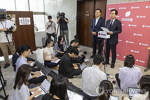 국민의힘 송언석, 이춘석 차명 주식 투자 의혹 관련 발언(서울=연합뉴스) 황광모 기자 = 국민의힘 송언석 비상대책위원장 겸 원내대표가 5일 국회에서 이춘석 국회 법제사법위원장이 차명으로 주식에 투자했다는 의혹과 관련한 입장을 밝히고 있다. 2025.8.5 hkmpooh@yna.co.kr