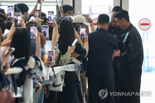 팬들에게 둘러싸인 손흥민(영종도=연합뉴스) 김성민 기자 = 토트넘과의 결별 소식을 전한 손흥민이 5일 인천 영종도 인천국제공항 2터미널 출국장으로 향하며 팬에게 사인해주고 있다. 손흥민은 미국프로축구(MLS) 로스앤젤레스FC(LAFC) 입단이 유력한 것으로 알려졌다. 2025.8.5 ksm7976@yna.co.kr