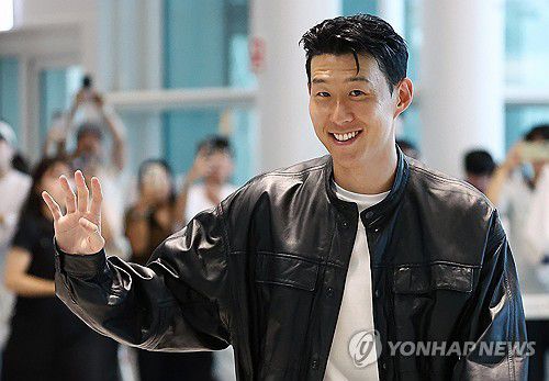 미소짓는 손흥민(영종도=연합뉴스) 김성민 기자 = 토트넘과의 결별 소식을 전한 손흥민이 5일 인천 영종도 인천국제공항 2터미널 출국장으로 향하고 있다. 손흥민은 미국프로축구(MLS) 로스앤젤레스FC(LAFC) 입단이 유력한 것으로 알려졌다. 2025.8.5 ksm7976@yna.co.kr